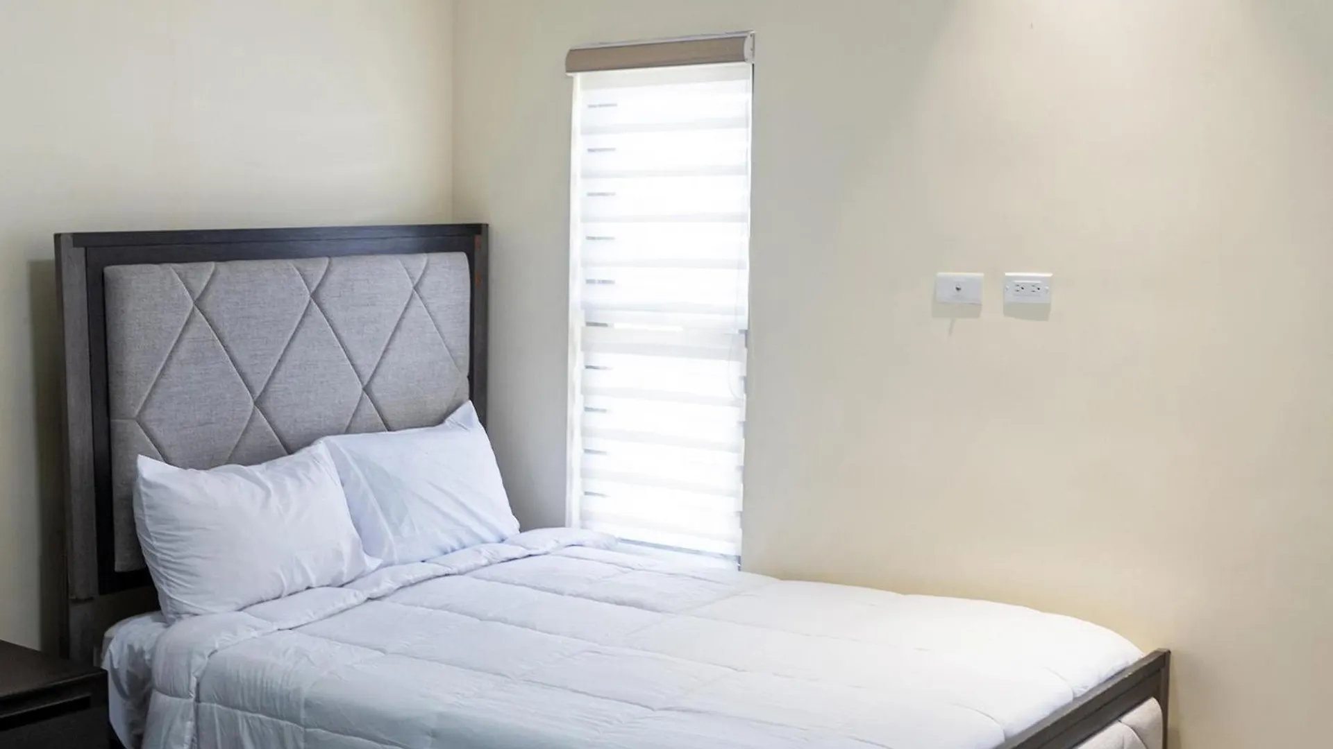 Ms. T'S Paradise @ Pyramid Point Ocho Rios Holiday home